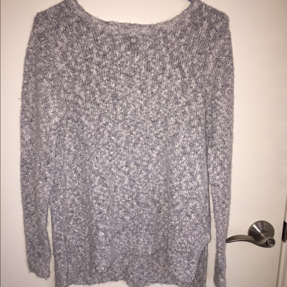 grey long sleeved sweater